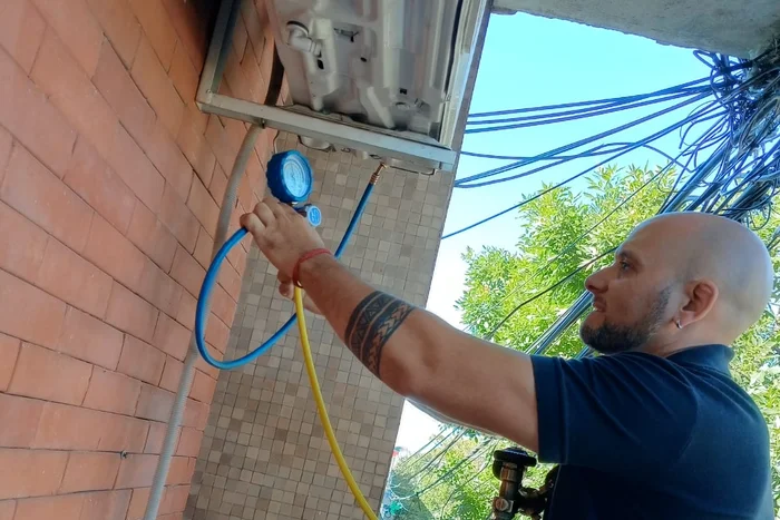 Reparación de fuga y carga de gas refrigerante en Santa Fe