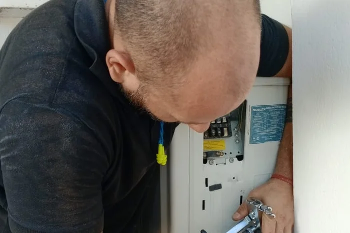 Técnico diagnosticando fallas en heladera en Santa Fe