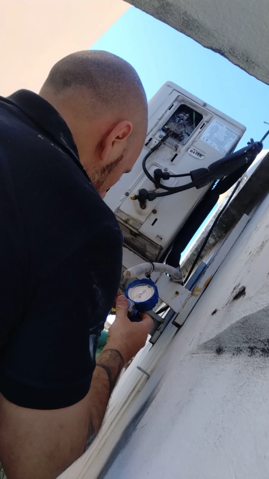 Carga de gas refrigerante en unidad exterior sobre techo en Santa Fe