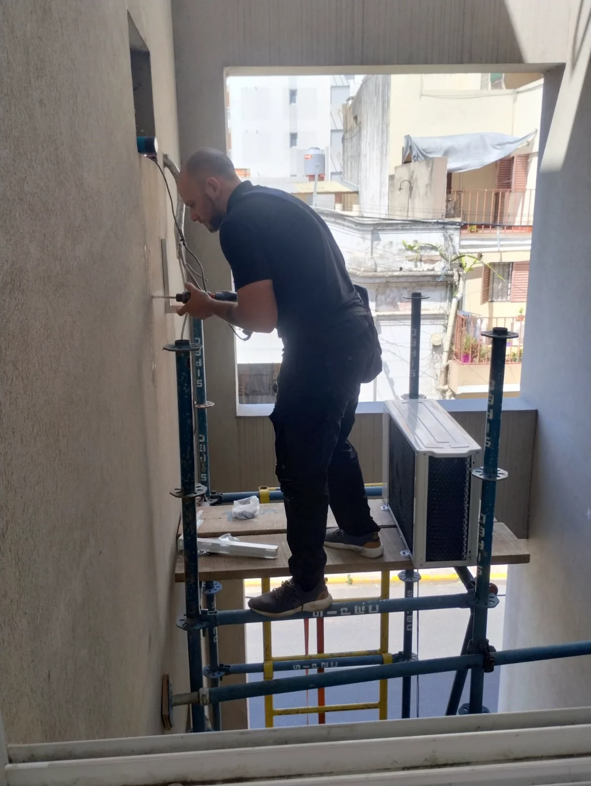 Instalación de split en fachada con andamio en Santa Fe