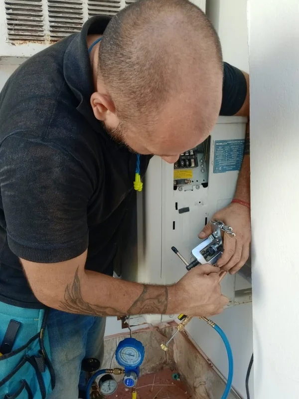 Diagnóstico de presión con manifold en unidad exterior